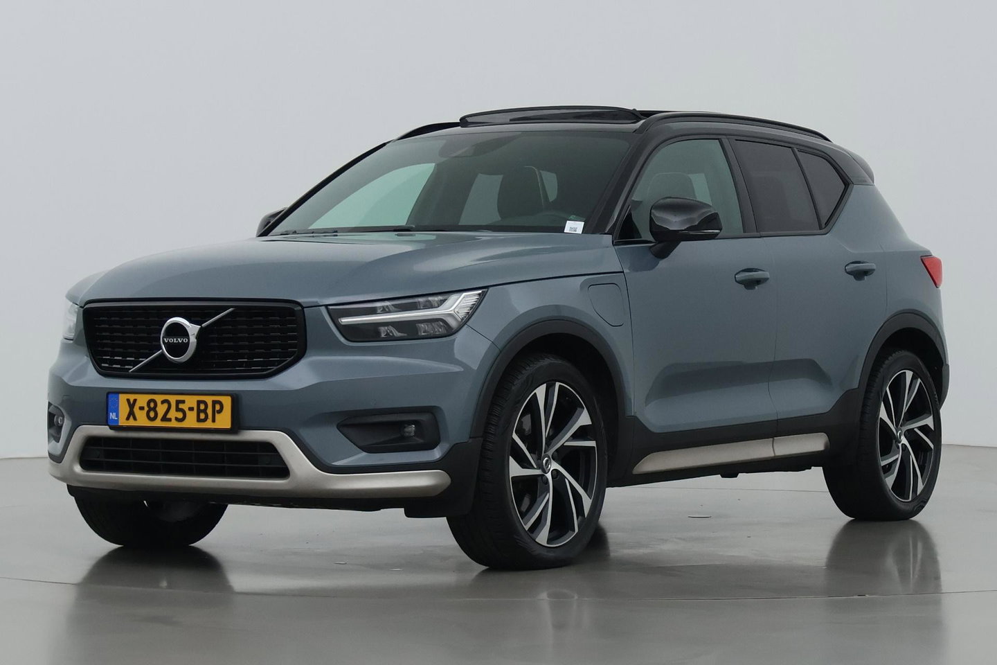 Volvo XC40 T5 Twin-Engine R-Design | Panoramadak | Trekhaak | Camera | 20 Inch | Stoelverwarming | Getint Glas