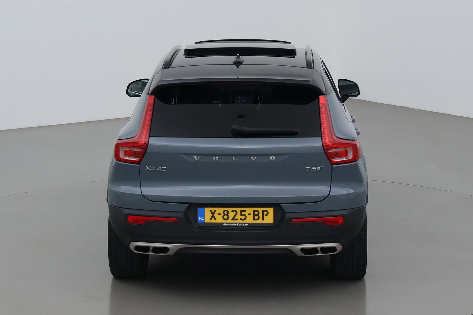 Volvo XC40 T5 Twin-Engine R-Design | Panoramadak | Trekhaak | Camera | 20 Inch | Stoelverwarming | Getint Glas