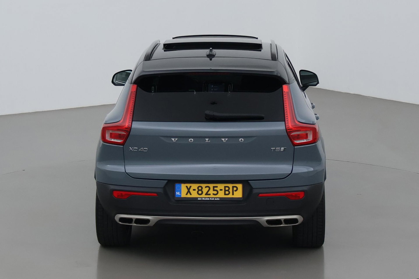 Volvo XC40 T5 Twin-Engine R-Design | Panoramadak | Trekhaak | Camera | 20 Inch | Stoelverwarming | Getint Glas