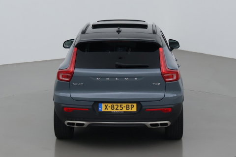 Volvo XC40 T5 Twin-Engine R-Design | Panoramadak | Trekhaak | Camera | 20 Inch | Stoelverwarming | Getint Glas