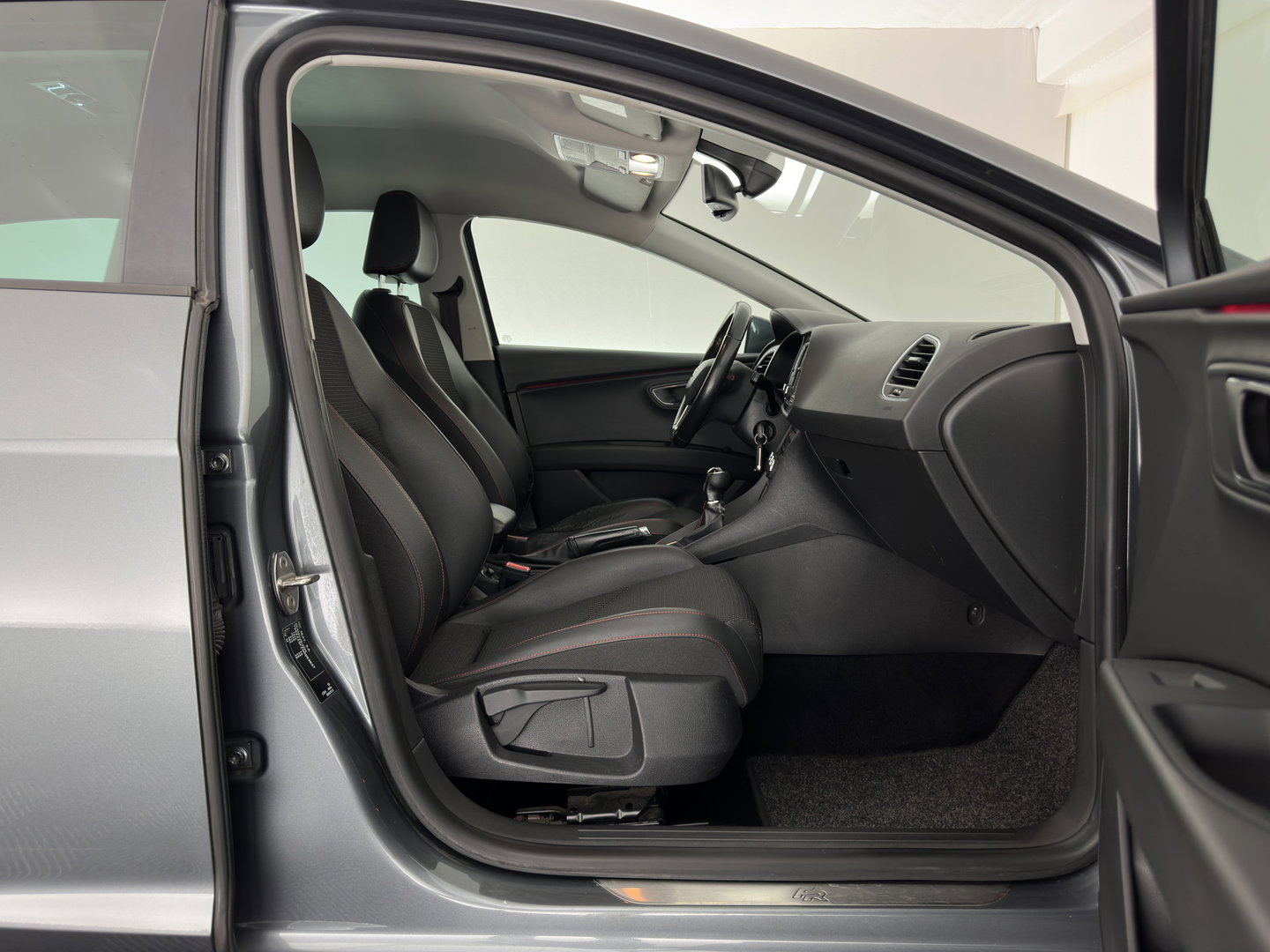 SEAT Leon ST 1.4 EcoTSI FR Connect (INCL.BTW) *LEATHER-FABRIC | FULL-LED | NAVI-FULLMAP | SPORT-SEATS | CAMERA | PRIVACY-GLASS | ECC | PDC | CRUISE | 17''ALU*