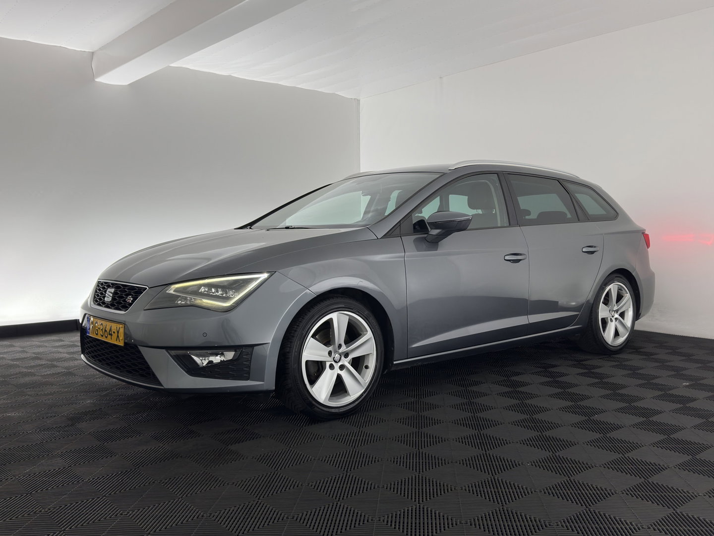 SEAT Leon ST 1.4 EcoTSI FR Connect (INCL.BTW) *LEATHER-FABRIC | FULL-LED | NAVI-FULLMAP | SPORT-SEATS | CAMERA | PRIVACY-GLASS | ECC | PDC | CRUISE | 17''ALU*