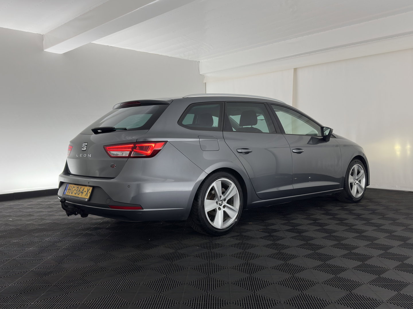 SEAT Leon ST 1.4 EcoTSI FR Connect (INCL.BTW) *LEATHER-FABRIC | FULL-LED | NAVI-FULLMAP | SPORT-SEATS | CAMERA | PRIVACY-GLASS | ECC | PDC | CRUISE | 17''ALU*