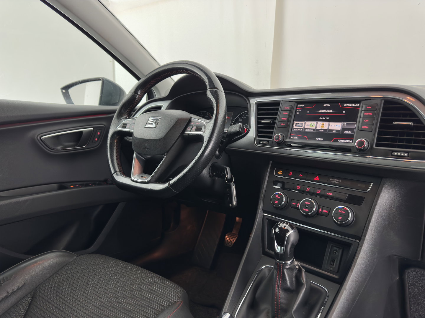 SEAT Leon ST 1.4 EcoTSI FR Connect (INCL.BTW) *LEATHER-FABRIC | FULL-LED | NAVI-FULLMAP | SPORT-SEATS | CAMERA | PRIVACY-GLASS | ECC | PDC | CRUISE | 17''ALU*