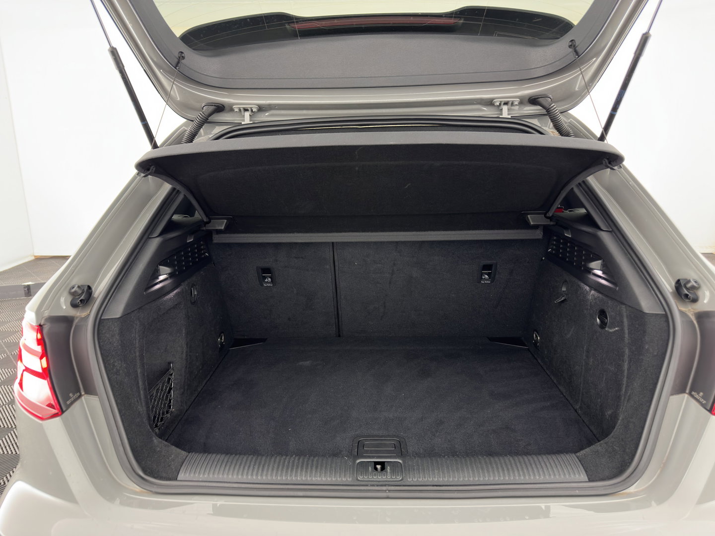 Audi A3 Sportback 35 TFSI S edition Aut. *PANO | LEATHER-FABRIC | DIGI-COCKPIT | NAVI-FULLMAP | HEATED-SPORTSEATS | PRIVACY-GLASS | ECC | PDC | CRUISE | 18''ALU*