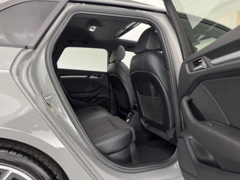 Audi A3 Sportback 35 TFSI S edition Aut. *PANO | LEATHER-FABRIC | DIGI-COCKPIT | NAVI-FULLMAP | HEATED-SPORTSEATS | PRIVACY-GLASS | ECC | PDC | CRUISE | 18''ALU*