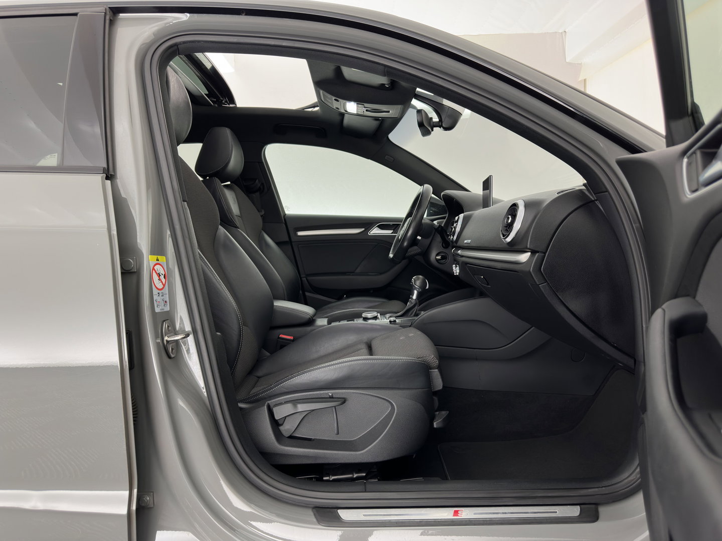 Audi A3 Sportback 35 TFSI S edition Aut. *PANO | LEATHER-FABRIC | DIGI-COCKPIT | NAVI-FULLMAP | HEATED-SPORTSEATS | PRIVACY-GLASS | ECC | PDC | CRUISE | 18''ALU*