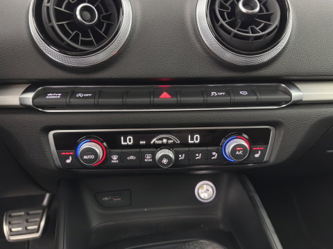 Audi A3 Sportback 35 TFSI S edition Aut. *PANO | LEATHER-FABRIC | DIGI-COCKPIT | NAVI-FULLMAP | HEATED-SPORTSEATS | PRIVACY-GLASS | ECC | PDC | CRUISE | 18''ALU*