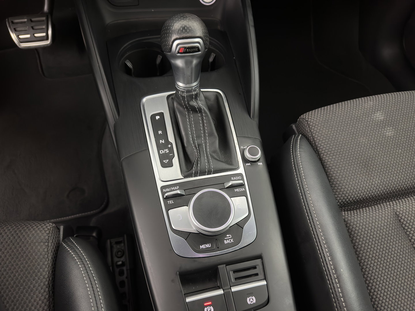 Audi A3 Sportback 35 TFSI S edition Aut. *PANO | LEATHER-FABRIC | DIGI-COCKPIT | NAVI-FULLMAP | HEATED-SPORTSEATS | PRIVACY-GLASS | ECC | PDC | CRUISE | 18''ALU*