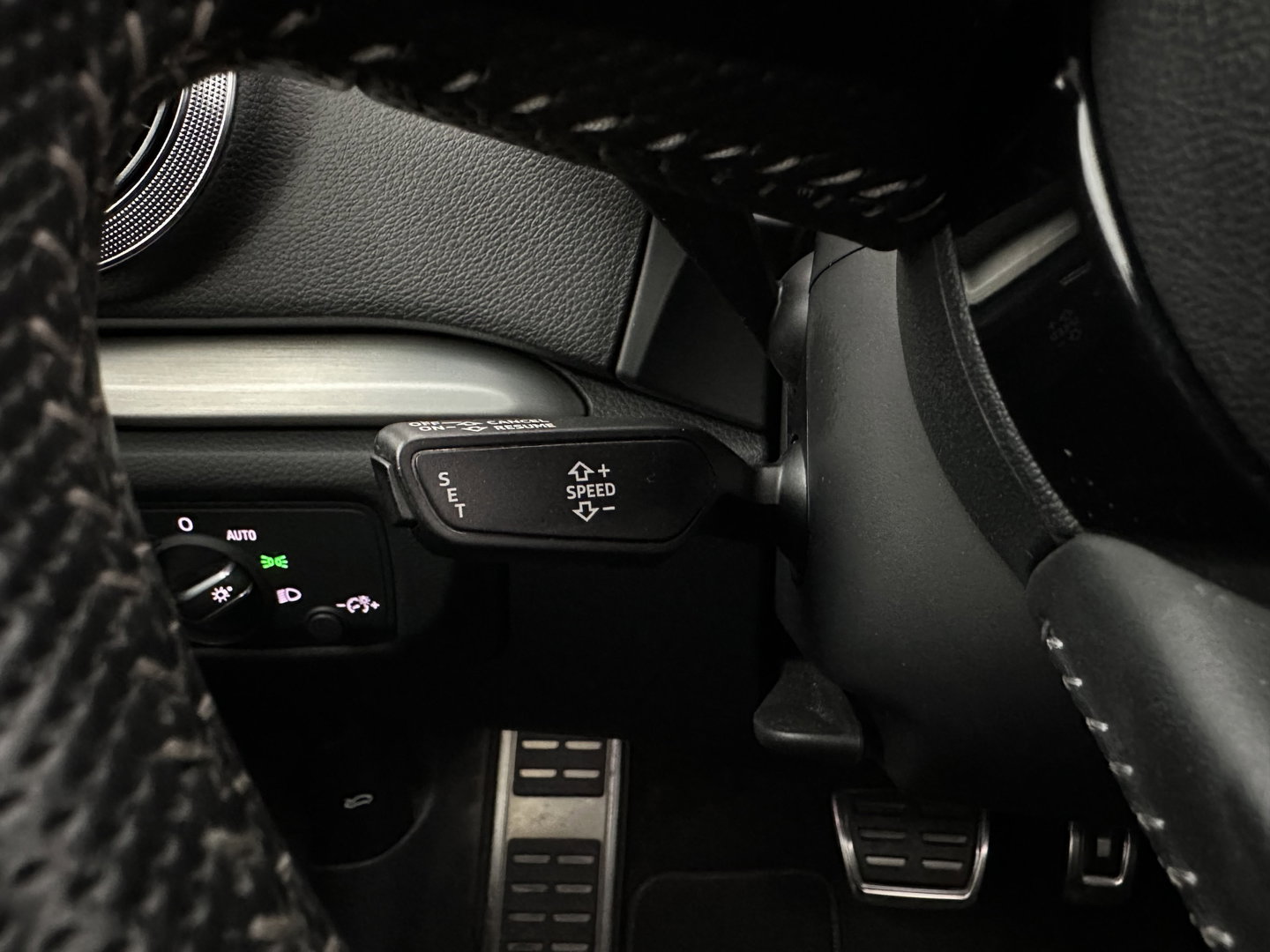 Audi A3 Sportback 35 TFSI S edition Aut. *PANO | LEATHER-FABRIC | DIGI-COCKPIT | NAVI-FULLMAP | HEATED-SPORTSEATS | PRIVACY-GLASS | ECC | PDC | CRUISE | 18''ALU*