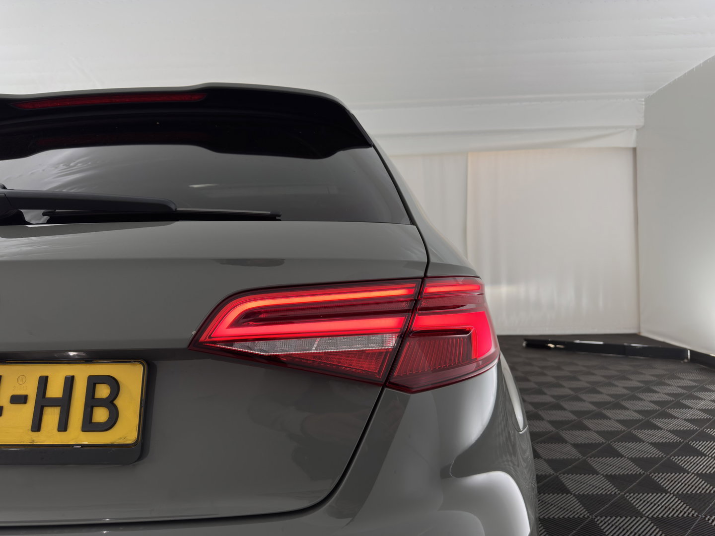 Audi A3 Sportback 35 TFSI S edition Aut. *PANO | LEATHER-FABRIC | DIGI-COCKPIT | NAVI-FULLMAP | HEATED-SPORTSEATS | PRIVACY-GLASS | ECC | PDC | CRUISE | 18''ALU*