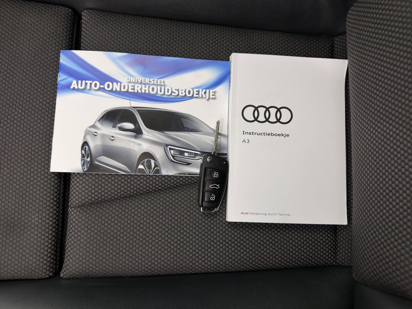 Audi A3 Sportback 35 TFSI S edition Aut. *PANO | LEATHER-FABRIC | DIGI-COCKPIT | NAVI-FULLMAP | HEATED-SPORTSEATS | PRIVACY-GLASS | ECC | PDC | CRUISE | 18''ALU*