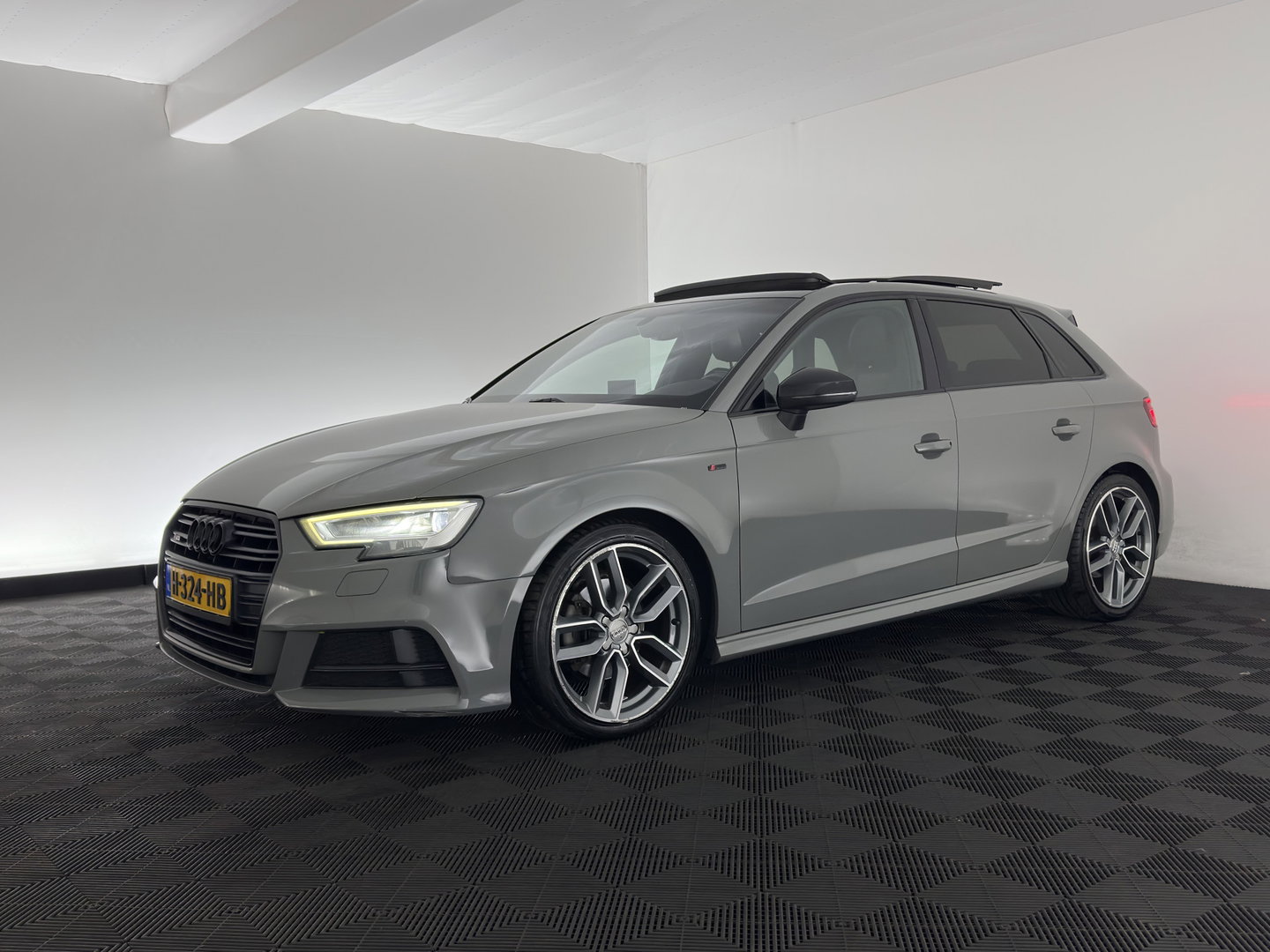 Audi A3 Sportback 35 TFSI S edition Aut. *PANO | LEATHER-FABRIC | DIGI-COCKPIT | NAVI-FULLMAP | HEATED-SPORTSEATS | PRIVACY-GLASS | ECC | PDC | CRUISE | 18''ALU*