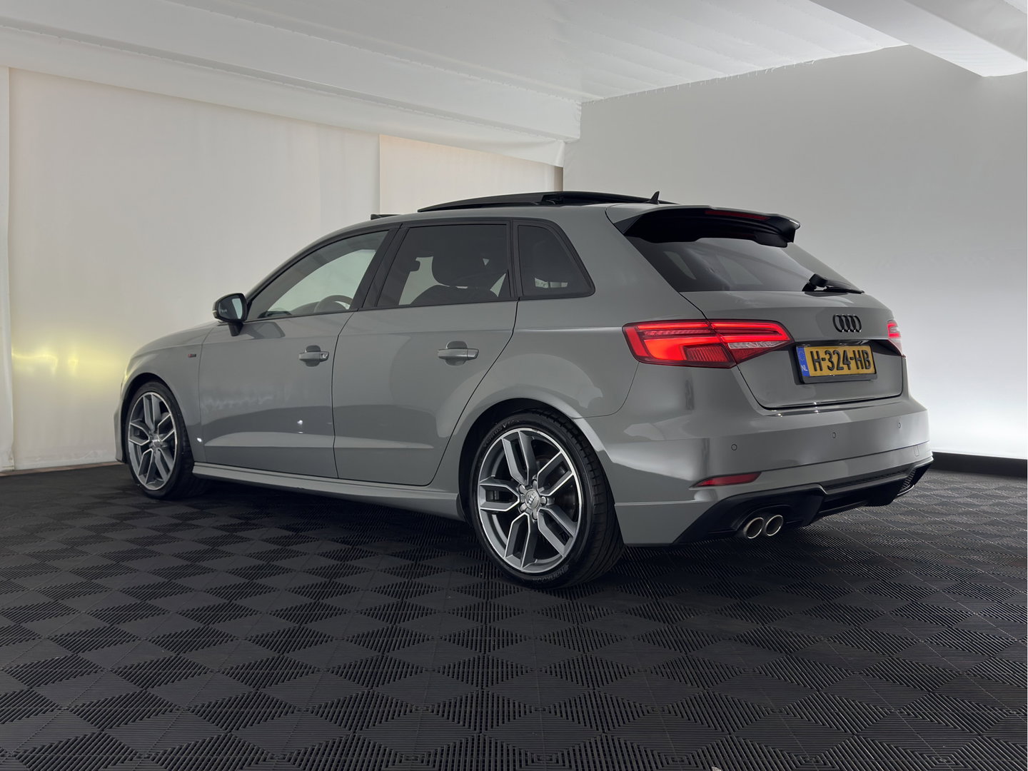 Audi A3 Sportback 35 TFSI S edition Aut. *PANO | LEATHER-FABRIC | DIGI-COCKPIT | NAVI-FULLMAP | HEATED-SPORTSEATS | PRIVACY-GLASS | ECC | PDC | CRUISE | 18''ALU*