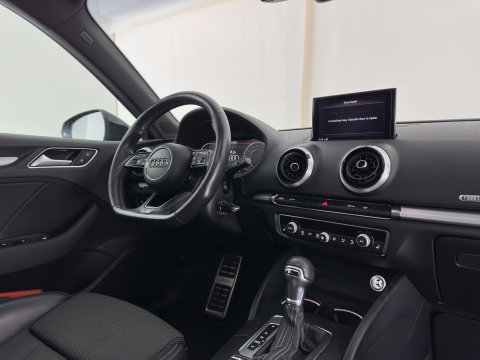 Audi A3 Sportback 35 TFSI S edition Aut. *PANO | LEATHER-FABRIC | DIGI-COCKPIT | NAVI-FULLMAP | HEATED-SPORTSEATS | PRIVACY-GLASS | ECC | PDC | CRUISE | 18''ALU*