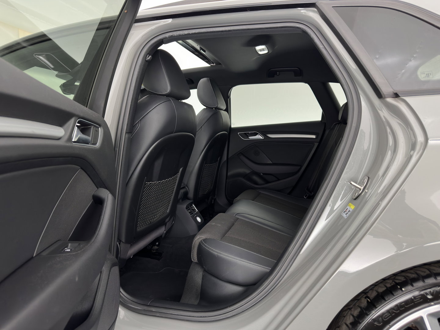 Audi A3 Sportback 35 TFSI S edition Aut. *PANO | LEATHER-FABRIC | DIGI-COCKPIT | NAVI-FULLMAP | HEATED-SPORTSEATS | PRIVACY-GLASS | ECC | PDC | CRUISE | 18''ALU*