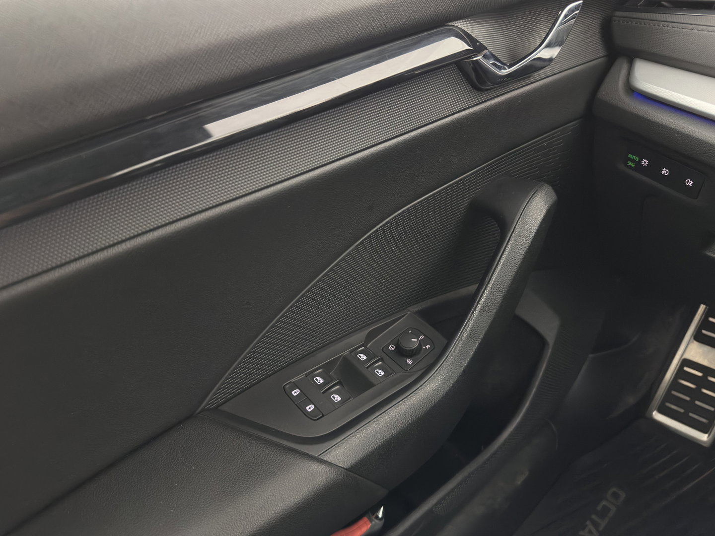 Škoda Octavia 1.0 e-TSI Sport Business   Aut. *FULL-LED | DIGI-COCKPIT | ADAPTIVE-CRUISE | COMFORT-SEATS | NAVI-FULLMAP | CARPLAY | SHIFT-PADDLES | ECC | PDC | 18''ALU | TOWBAR*