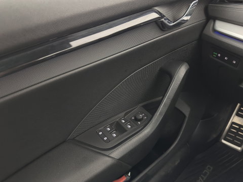 Škoda Octavia 1.0 e-TSI Sport Business   Aut. *FULL-LED | DIGI-COCKPIT | ADAPTIVE-CRUISE | COMFORT-SEATS | NAVI-FULLMAP | CARPLAY | SHIFT-PADDLES | ECC | PDC | 18''ALU | TOWBAR*