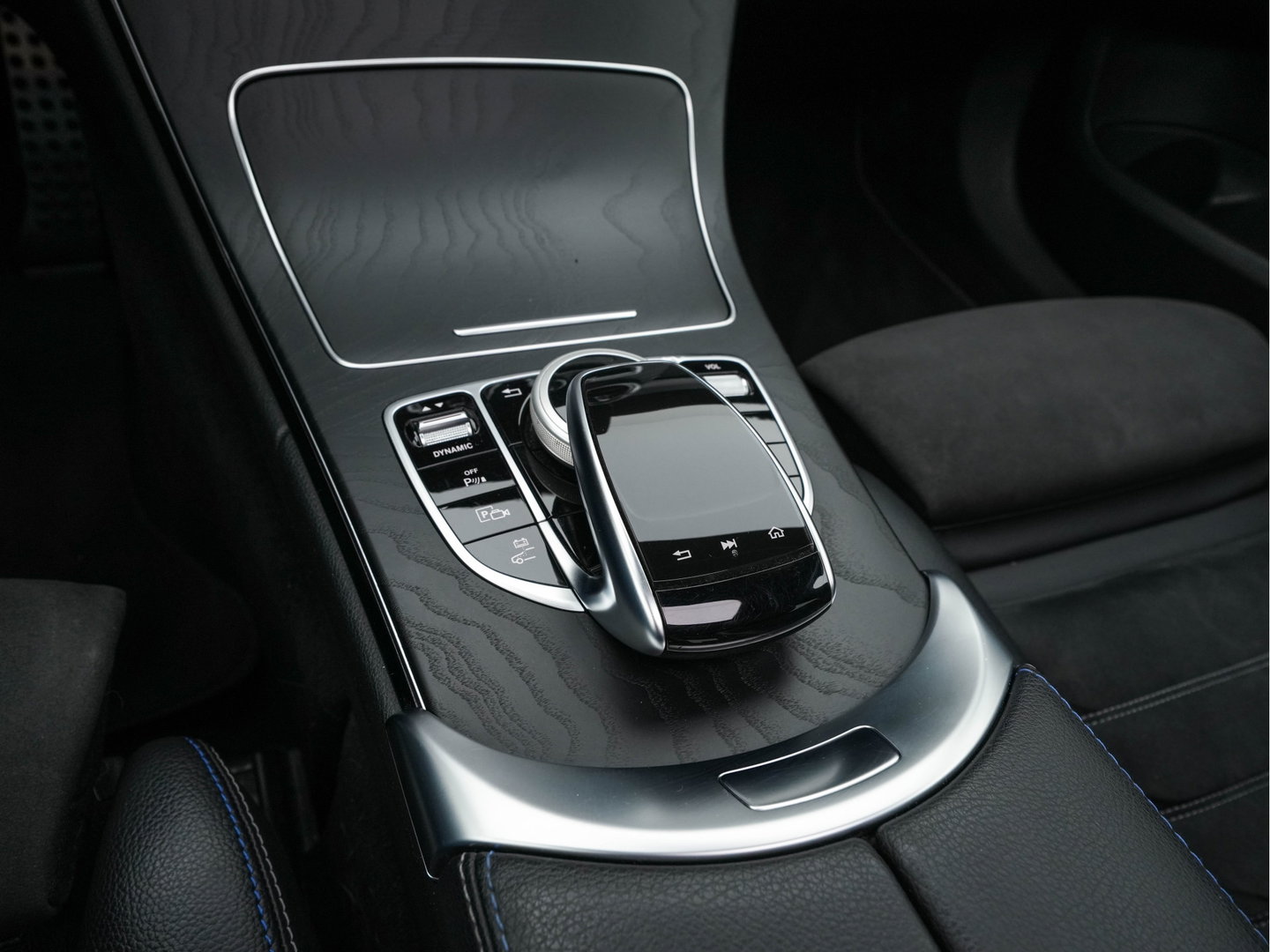 Mercedes-Benz C-Klasse 300 e Business Solution AMG Limited (Plug-in) {SoH-94%} (INCL.BTW) Aut. *PANO | LEATHER-FABRIC | MULTIBEAM-LED | TOP-VIEW | DIGI-COCKPIT | BLIND-SPOT | HEATED-SPORTSEATS | SHIFT-PADDLES | NAVI-FULLAMP | PRIVACY-GLASS | PDC | CRUISE | TOWBAR | 18''