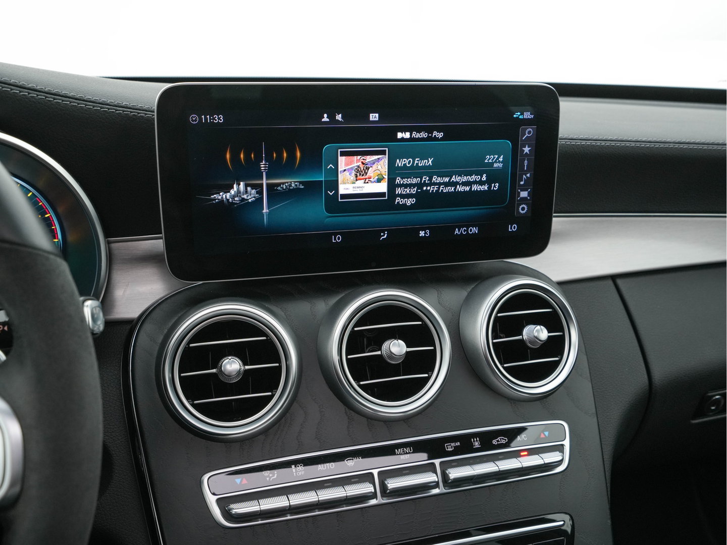 Mercedes-Benz C-Klasse 300 e Business Solution AMG Limited (Plug-in) {SoH-94%} (INCL.BTW) Aut. *PANO | LEATHER-FABRIC | MULTIBEAM-LED | TOP-VIEW | DIGI-COCKPIT | BLIND-SPOT | HEATED-SPORTSEATS | SHIFT-PADDLES | NAVI-FULLAMP | PRIVACY-GLASS | PDC | CRUISE | TOWBAR | 18''