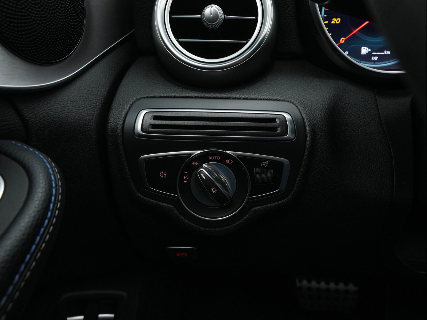 Mercedes-Benz C-Klasse 300 e Business Solution AMG Limited (Plug-in) {SoH-94%} (INCL.BTW) Aut. *PANO | LEATHER-FABRIC | MULTIBEAM-LED | TOP-VIEW | DIGI-COCKPIT | BLIND-SPOT | HEATED-SPORTSEATS | SHIFT-PADDLES | NAVI-FULLAMP | PRIVACY-GLASS | PDC | CRUISE | TOWBAR | 18''