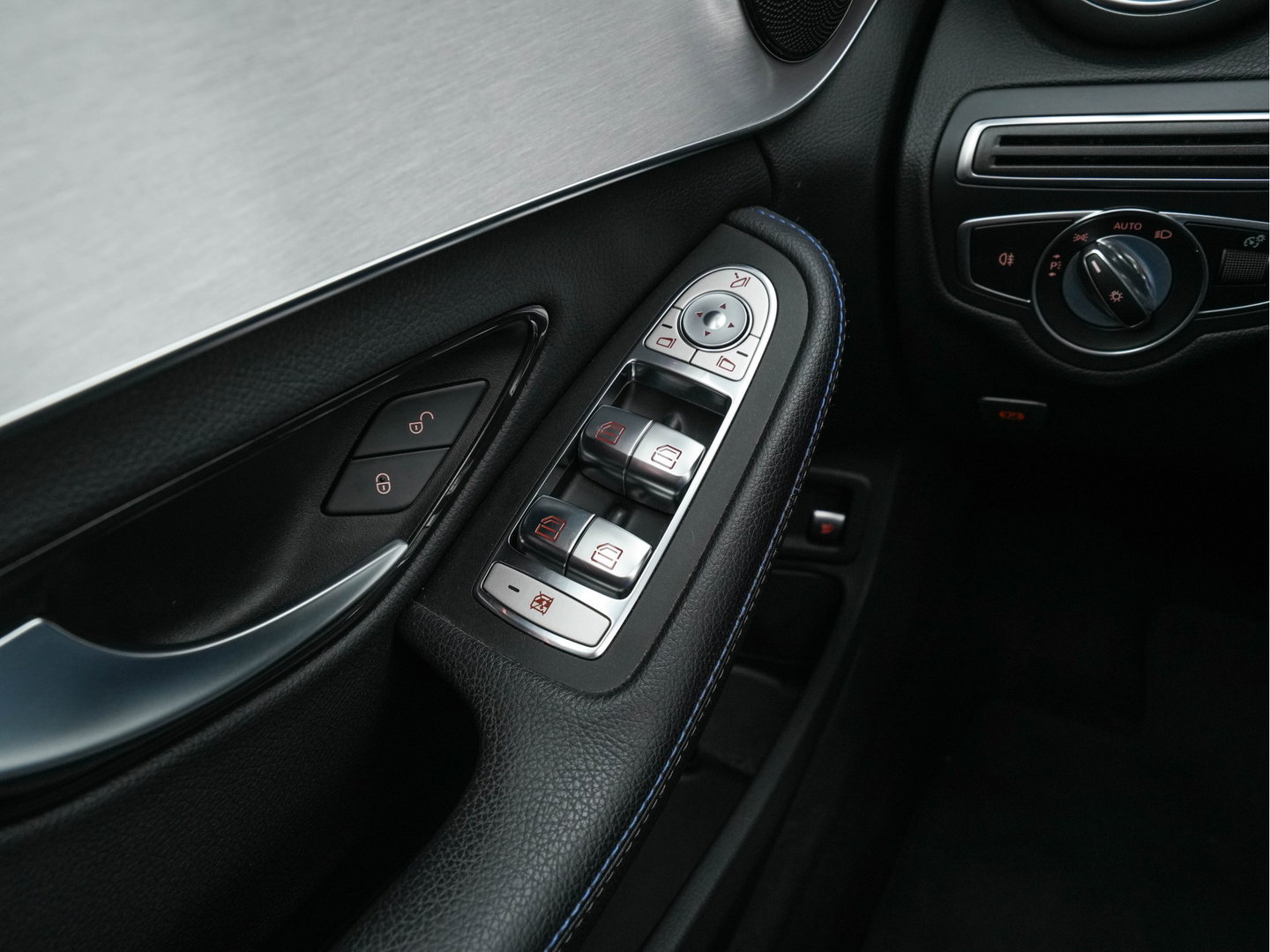 Mercedes-Benz C-Klasse 300 e Business Solution AMG Limited (Plug-in) {SoH-94%} (INCL.BTW) Aut. *PANO | LEATHER-FABRIC | MULTIBEAM-LED | TOP-VIEW | DIGI-COCKPIT | BLIND-SPOT | HEATED-SPORTSEATS | SHIFT-PADDLES | NAVI-FULLAMP | PRIVACY-GLASS | PDC | CRUISE | TOWBAR | 18''