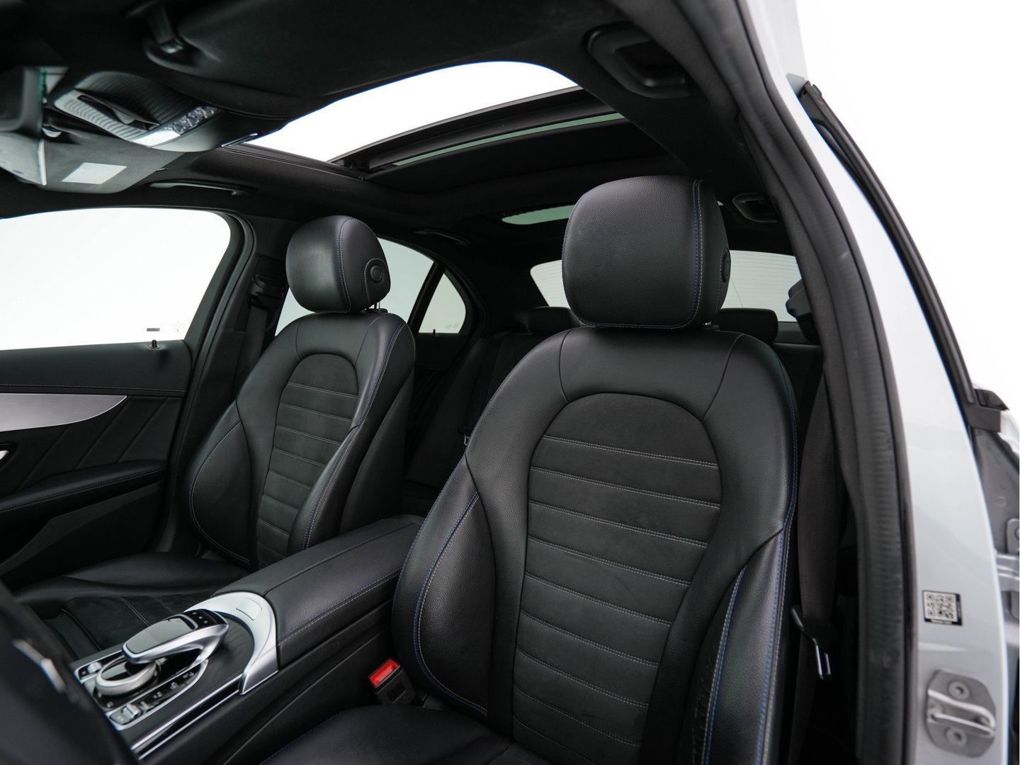 Mercedes-Benz C-Klasse 300 e Business Solution AMG Limited (Plug-in) {SoH-94%} (INCL.BTW) Aut. *PANO | LEATHER-FABRIC | MULTIBEAM-LED | TOP-VIEW | DIGI-COCKPIT | BLIND-SPOT | HEATED-SPORTSEATS | SHIFT-PADDLES | NAVI-FULLAMP | PRIVACY-GLASS | PDC | CRUISE | TOWBAR | 18''