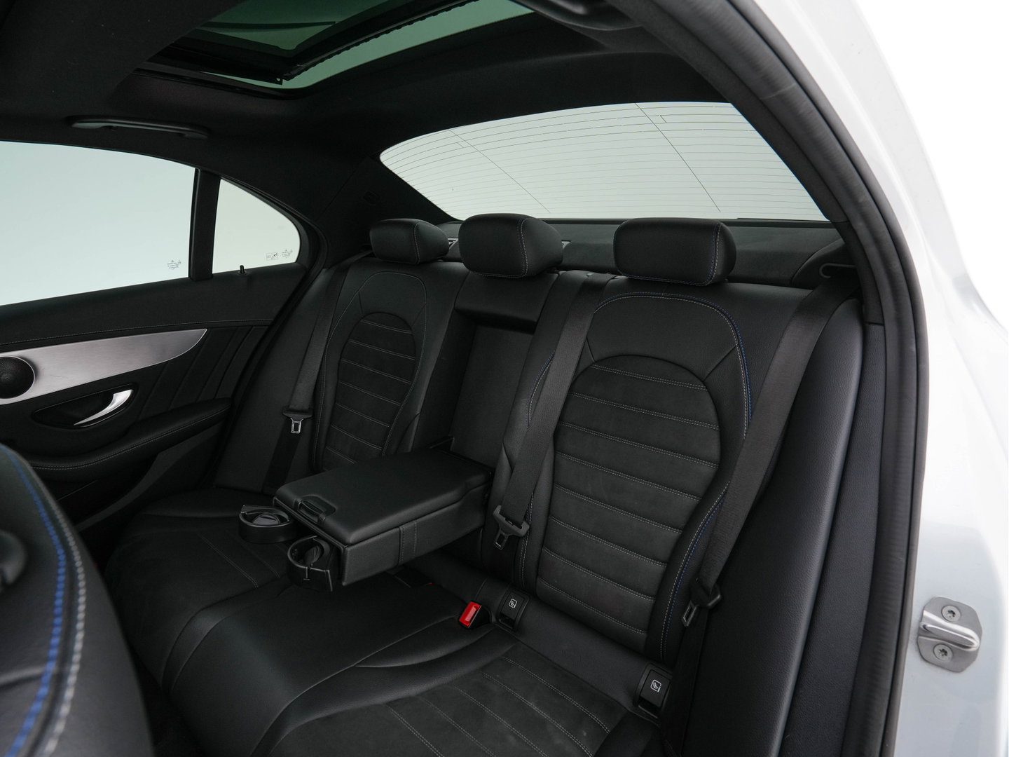 Mercedes-Benz C-Klasse 300 e Business Solution AMG Limited (Plug-in) {SoH-94%} (INCL.BTW) Aut. *PANO | LEATHER-FABRIC | MULTIBEAM-LED | TOP-VIEW | DIGI-COCKPIT | BLIND-SPOT | HEATED-SPORTSEATS | SHIFT-PADDLES | NAVI-FULLAMP | PRIVACY-GLASS | PDC | CRUISE | TOWBAR | 18''