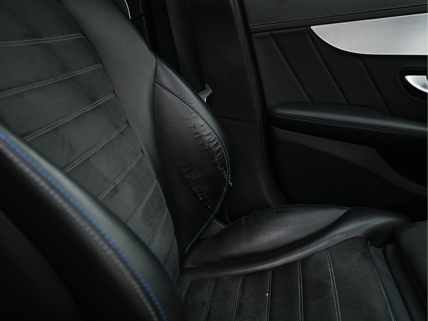 Mercedes-Benz C-Klasse 300 e Business Solution AMG Limited (Plug-in) {SoH-94%} (INCL.BTW) Aut. *PANO | LEATHER-FABRIC | MULTIBEAM-LED | TOP-VIEW | DIGI-COCKPIT | BLIND-SPOT | HEATED-SPORTSEATS | SHIFT-PADDLES | NAVI-FULLAMP | PRIVACY-GLASS | PDC | CRUISE | TOWBAR | 18''