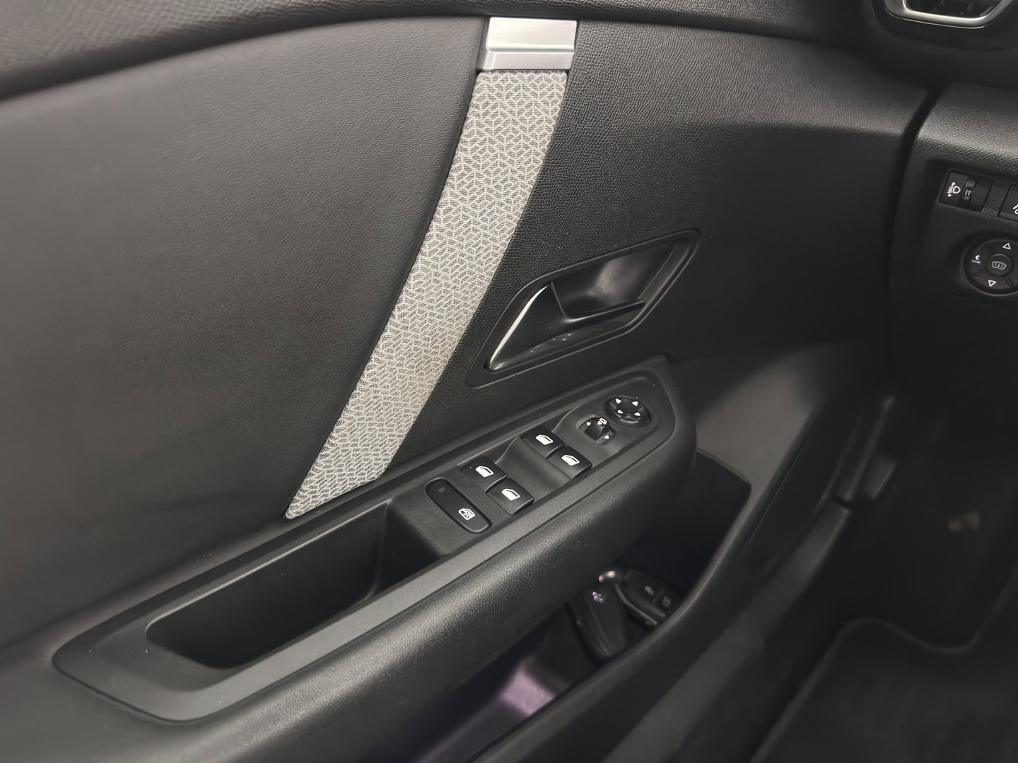 Citroën C4 1.2 Puretech Shine (INCL-BTW) *PANO | HEAD-UP | LEATHER | FULL-LED | ADAPTIVE-CRUISE |  DIGI-COCKPIT | BLINDSPOT | SHIFT-PADDLES | HEATED-COMFORTSEATS | ECC | LANE-ASSIST | KEYLESS | PDC | CRUISE | DAB  | 18''A