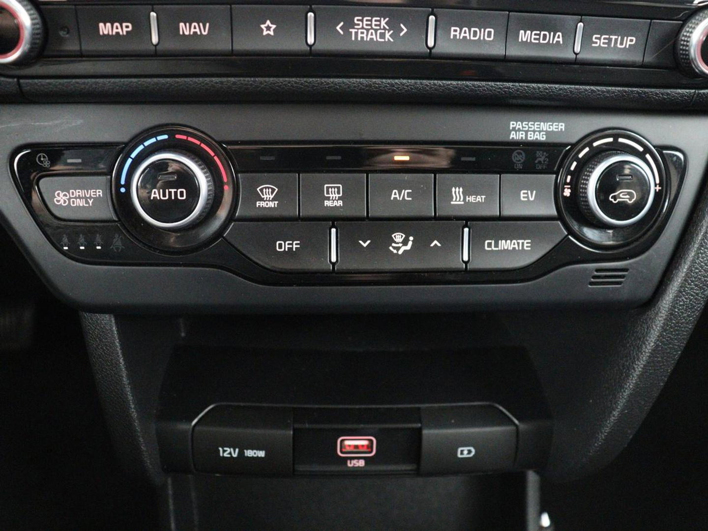 Kia e-Niro DynamicPlusLine 64 kWh | SOH 95,4% | Panoramadak | Half leder | Adaptive cruise | Stuur/stoel verwarming | Navigatie | Carplay | Camera | Park assist | Climate control