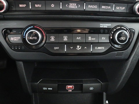 Kia e-Niro DynamicPlusLine 64 kWh | SOH 95,4% | Panoramadak | Half leder | Adaptive cruise | Stuur/stoel verwarming | Navigatie | Carplay | Camera | Park assist | Climate control