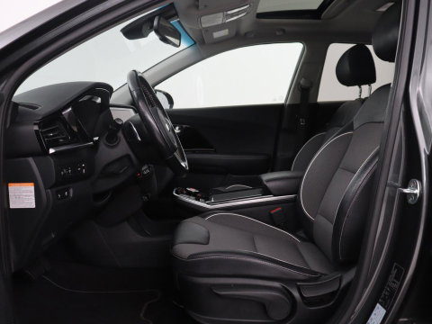 Kia e-Niro DynamicPlusLine 64 kWh | SOH 95,4% | Panoramadak | Half leder | Adaptive cruise | Stuur/stoel verwarming | Navigatie | Carplay | Camera | Park assist | Climate control