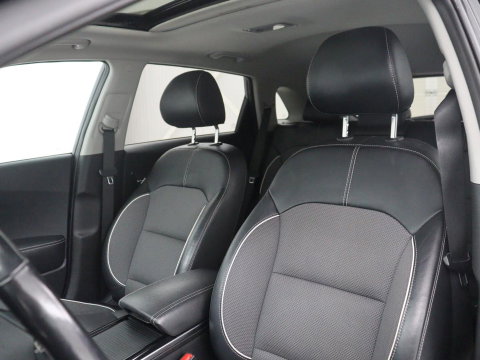 Kia e-Niro DynamicPlusLine 64 kWh | SOH 95,4% | Panoramadak | Half leder | Adaptive cruise | Stuur/stoel verwarming | Navigatie | Carplay | Camera | Park assist | Climate control