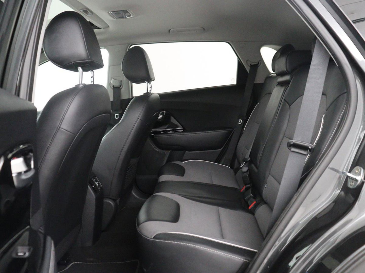 Kia e-Niro DynamicPlusLine 64 kWh | SOH 95,4% | Panoramadak | Half leder | Adaptive cruise | Stuur/stoel verwarming | Navigatie | Carplay | Camera | Park assist | Climate control
