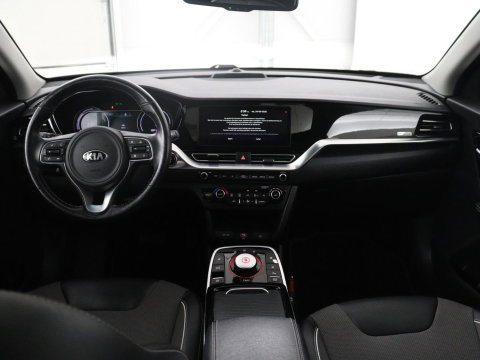 Kia e-Niro DynamicPlusLine 64 kWh | SOH 95,4% | Panoramadak | Half leder | Adaptive cruise | Stuur/stoel verwarming | Navigatie | Carplay | Camera | Park assist | Climate control