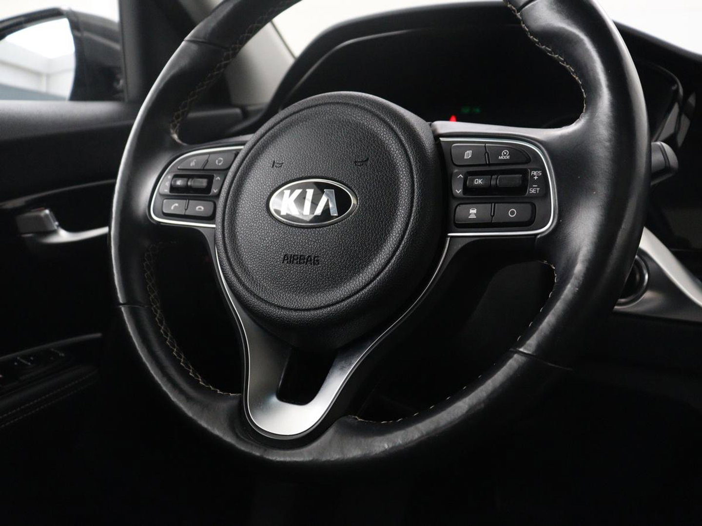 Kia e-Niro DynamicPlusLine 64 kWh | SOH 95,4% | Panoramadak | Half leder | Adaptive cruise | Stuur/stoel verwarming | Navigatie | Carplay | Camera | Park assist | Climate control