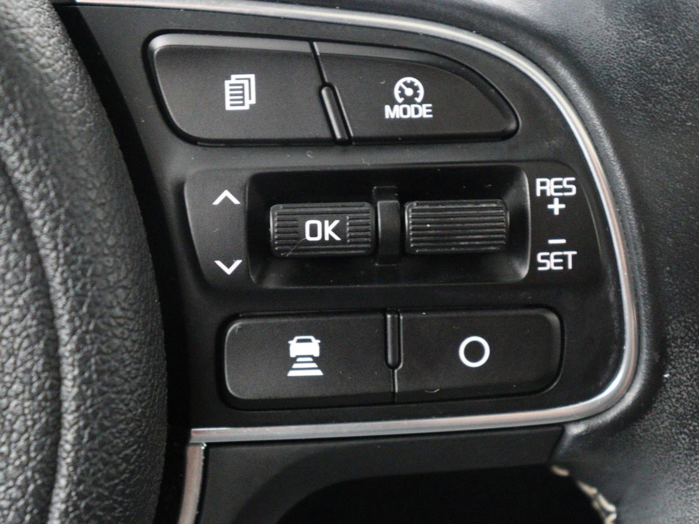 Kia e-Niro DynamicPlusLine 64 kWh | SOH 95,4% | Panoramadak | Half leder | Adaptive cruise | Stuur/stoel verwarming | Navigatie | Carplay | Camera | Park assist | Climate control
