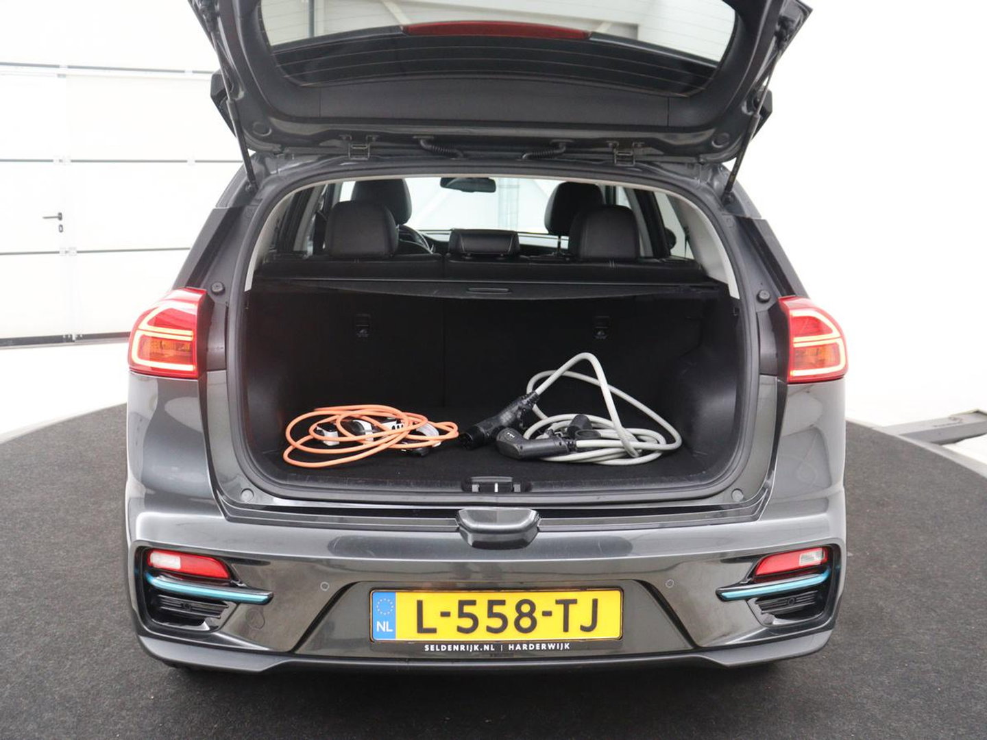 Kia e-Niro DynamicPlusLine 64 kWh | SOH 95,4% | Panoramadak | Half leder | Adaptive cruise | Stuur/stoel verwarming | Navigatie | Carplay | Camera | Park assist | Climate control