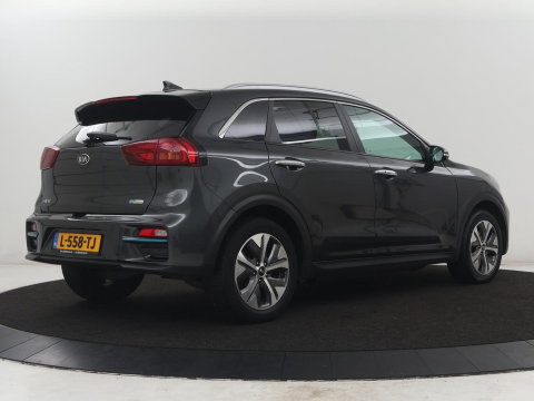 Kia e-Niro DynamicPlusLine 64 kWh | SOH 95,4% | Panoramadak | Half leder | Adaptive cruise | Stuur/stoel verwarming | Navigatie | Carplay | Camera | Park assist | Climate control