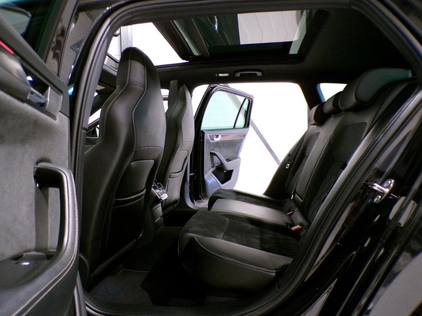 Škoda Superb Combi 1.5 TSI ACT Sportline Business "Origineel NL!" Automaat! Trekhaak Pano RS-stoelen Matrix-LED Camera Virtual DAB
