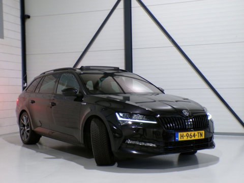 Škoda Superb Combi 1.5 TSI ACT Sportline Business "Origineel NL!" Automaat! Trekhaak Pano RS-stoelen Matrix-LED Camera Virtual DAB