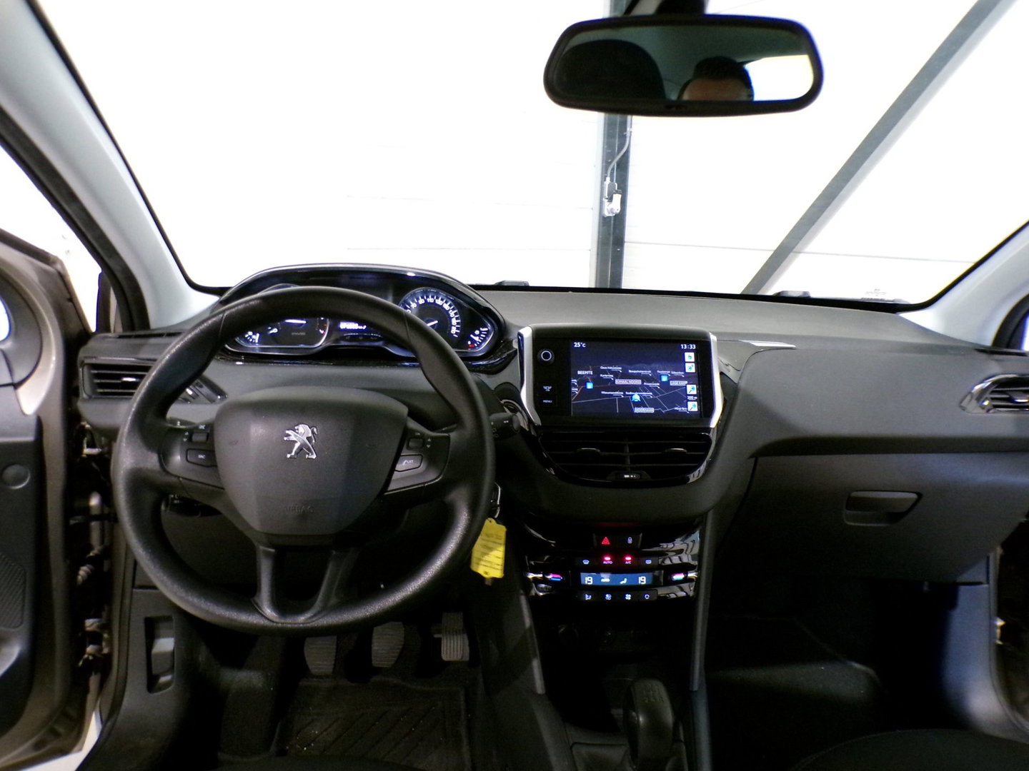 Peugeot 208 1.4 VTi 95PK Envy "Origineel NL!" Trekhaak Parkeersensoren Navigatie Bluetooth Cruise Climatronic Sport-stoelen Airco
