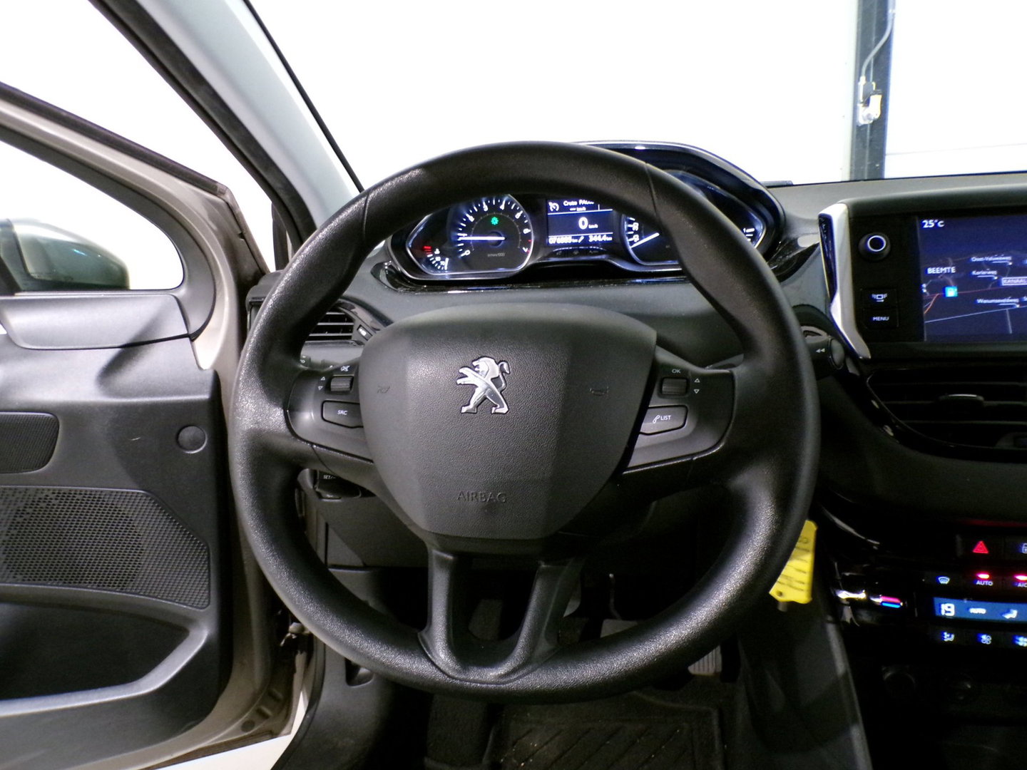 Peugeot 208 1.4 VTi 95PK Envy "Origineel NL!" Trekhaak Parkeersensoren Navigatie Bluetooth Cruise Climatronic Sport-stoelen Airco