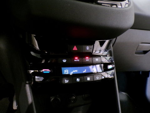 Peugeot 208 1.4 VTi 95PK Envy "Origineel NL!" Trekhaak Parkeersensoren Navigatie Bluetooth Cruise Climatronic Sport-stoelen Airco