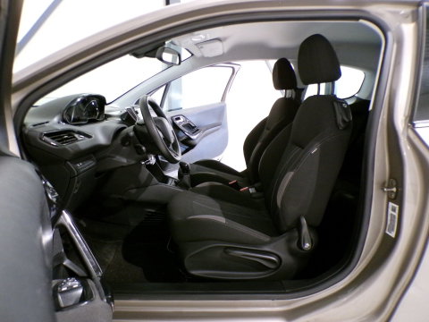 Peugeot 208 1.4 VTi 95PK Envy "Origineel NL!" Trekhaak Parkeersensoren Navigatie Bluetooth Cruise Climatronic Sport-stoelen Airco