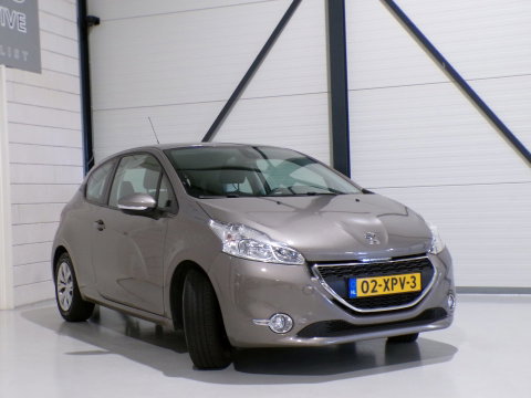 Peugeot 208 1.4 VTi 95PK Envy "Origineel NL!" Trekhaak Parkeersensoren Navigatie Bluetooth Cruise Climatronic Sport-stoelen Airco