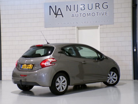 Peugeot 208 1.4 VTi 95PK Envy "Origineel NL!" Trekhaak Parkeersensoren Navigatie Bluetooth Cruise Climatronic Sport-stoelen Airco