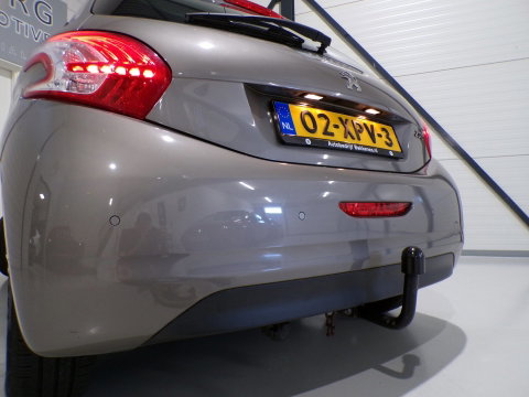 Peugeot 208 1.4 VTi 95PK Envy "Origineel NL!" Trekhaak Parkeersensoren Navigatie Bluetooth Cruise Climatronic Sport-stoelen Airco