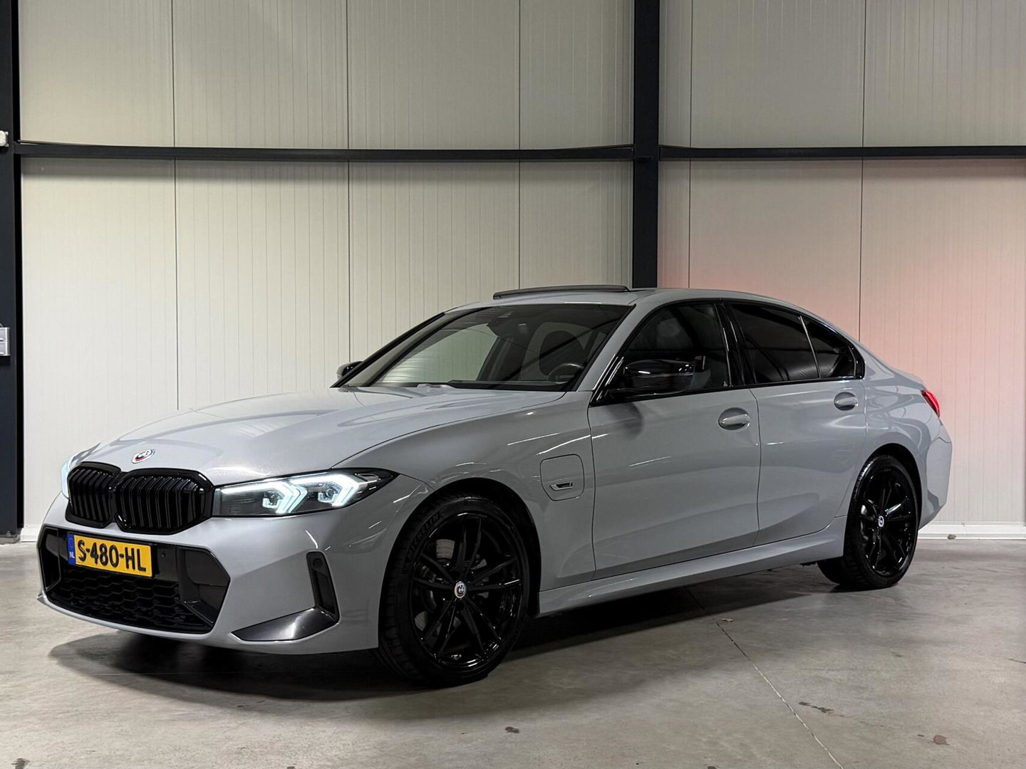 BMW 3 Serie 320e Sedan SOH 98% M-sport Pano Brooklyn Grau